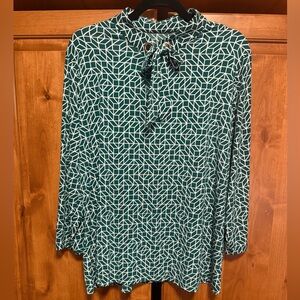 Liz Claiborne Green & White Geometric Stretch Top (L)